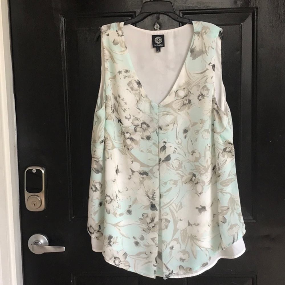 Lovely top with pretty color scheme in mint green, grey and black and white.